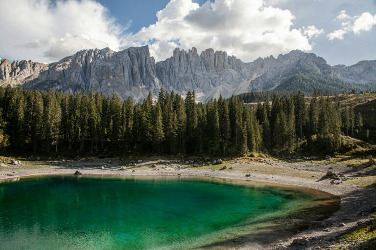 A beautiful view of Lake Carezza with mountains in the background.